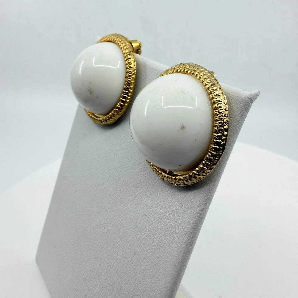 Vintage 80s Chunky White Cabochon Clip On Earrings Textured Gold Tone Round